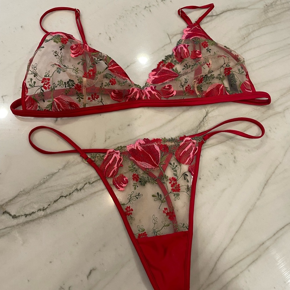 Sainted Sisters matching lace bralette and g-string, both are in perfect cond!